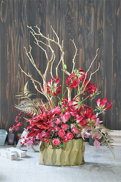 ゴールド　赤　アーティフィシャルフラワーアレンジメント　