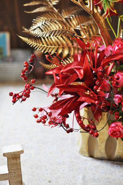 ゴールド　赤　アーティフィシャルフラワーアレンジメント