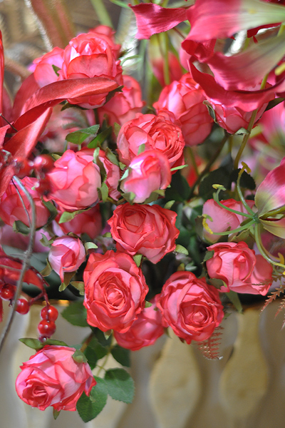 ゴールド　赤　アーティフィシャルフラワーアレンジメント　